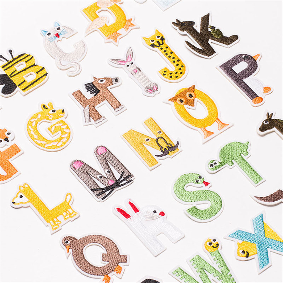 26个英文字母卡通动物布贴可爱电脑绣花章服装辅料彩色字母布贴