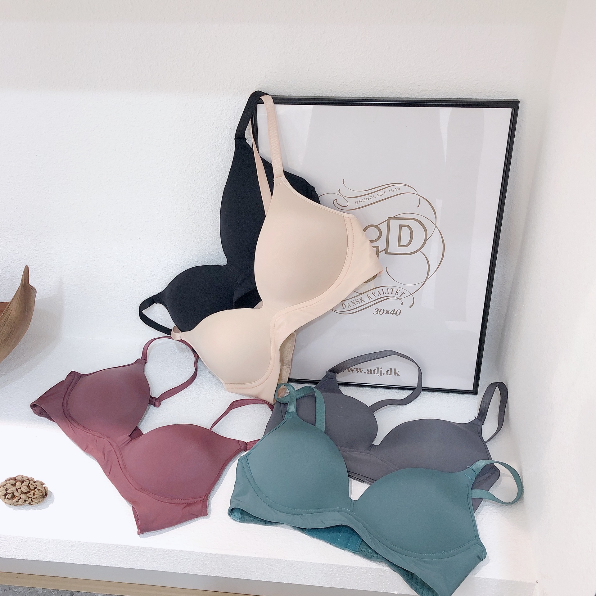 喵吉星日系简约无痕内衣女薄款舒适聚拢无钢圈大胸显小上托文胸罩