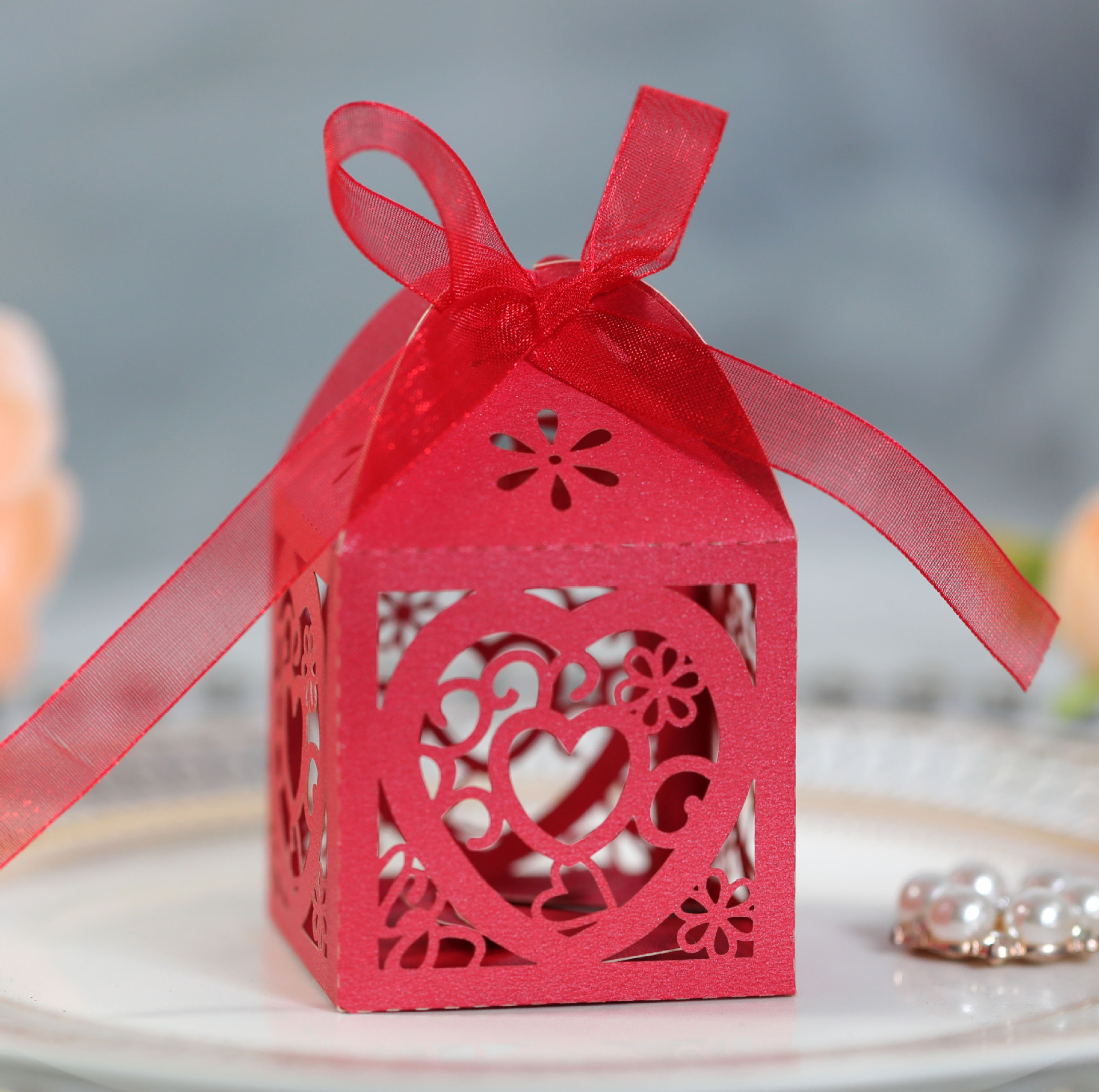 白色蕾丝爱心激光镂空喜糖盒 结婚费列罗糖果包装盒套礼品盒批发