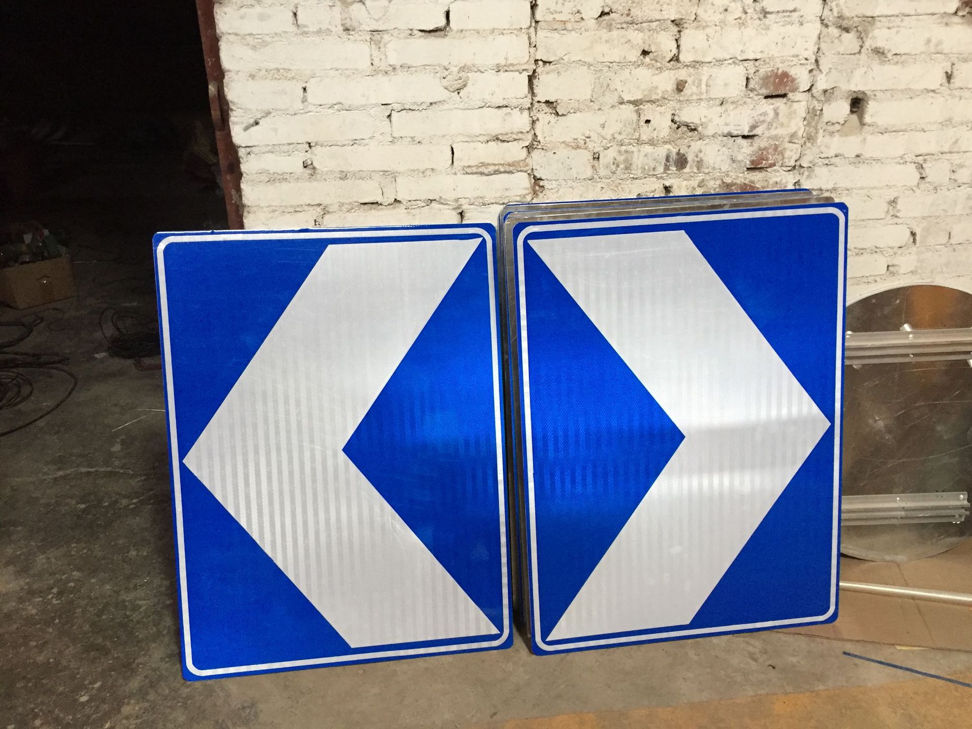 佛山线形诱导标600x400800x6001200x600蓝底白箭头厚082mm