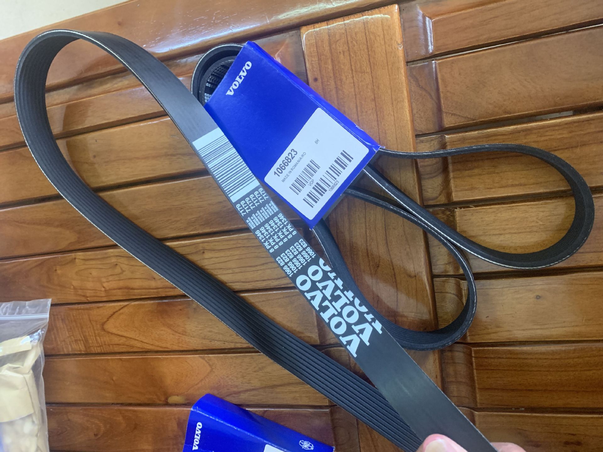 供应沃尔沃柴油发电机组充电机皮带1066823