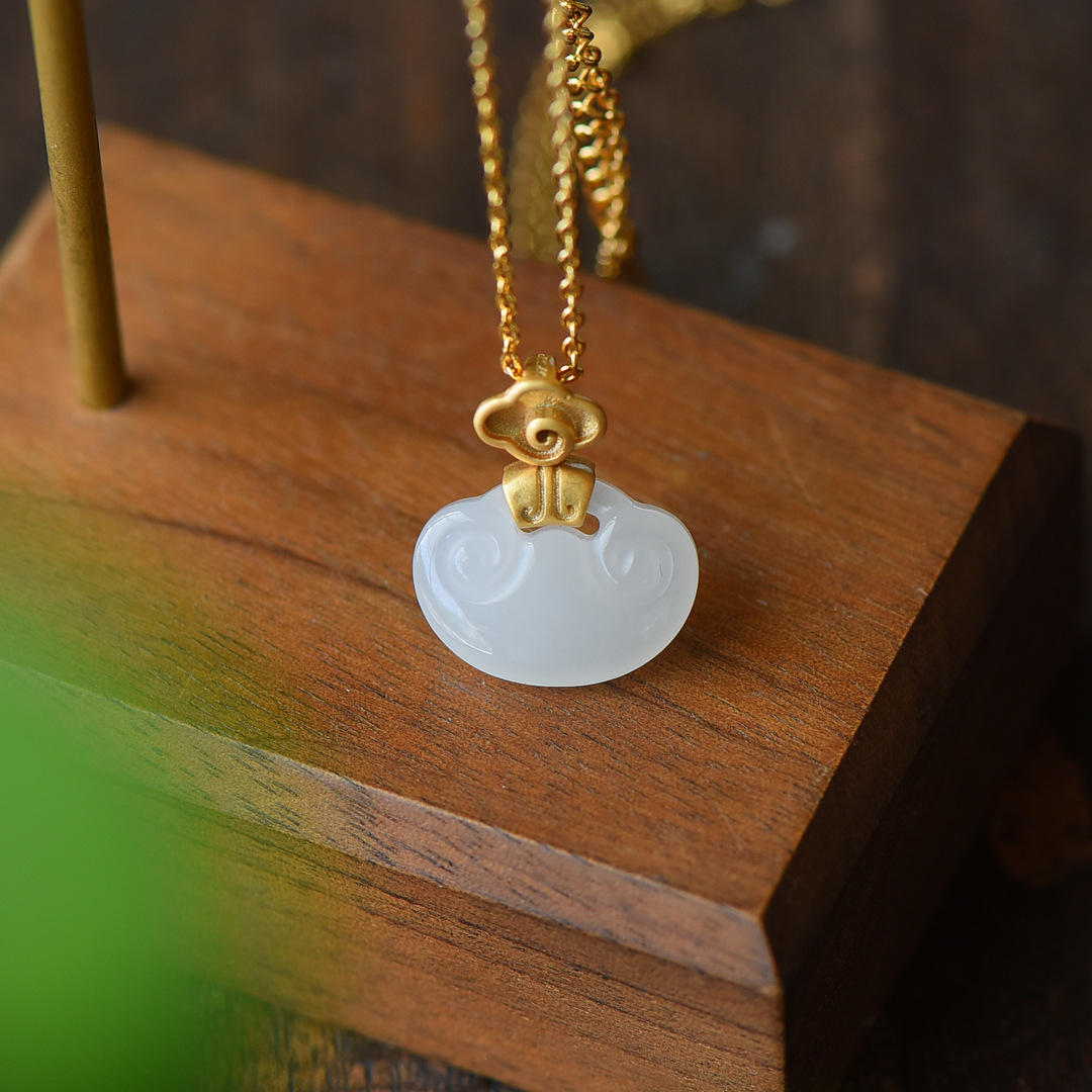 鎏金工艺祥云扣头经典小如意时尚百搭s925银镶嵌和田白玉如意吊坠
