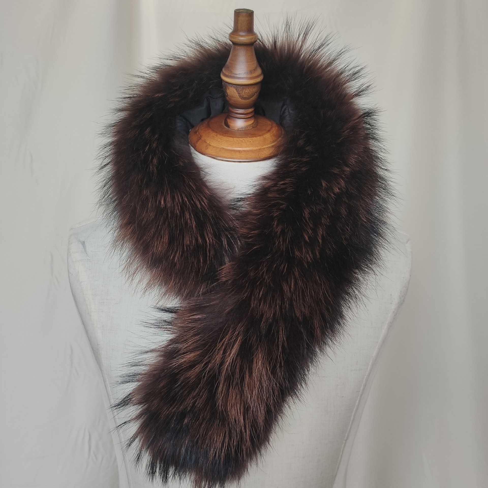 大毛领羽绒服黑色 定做服装皮草辅料 貉子毛毛领子毛条