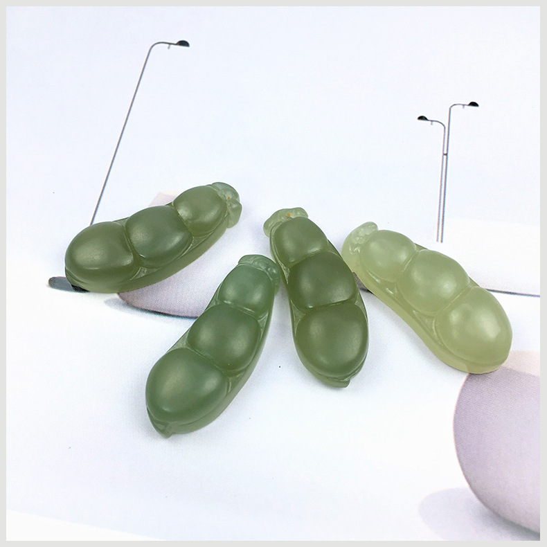 批发天然复古哑光雕刻和田碧玉四季豆吊坠和田玉福豆项坠厂家直供