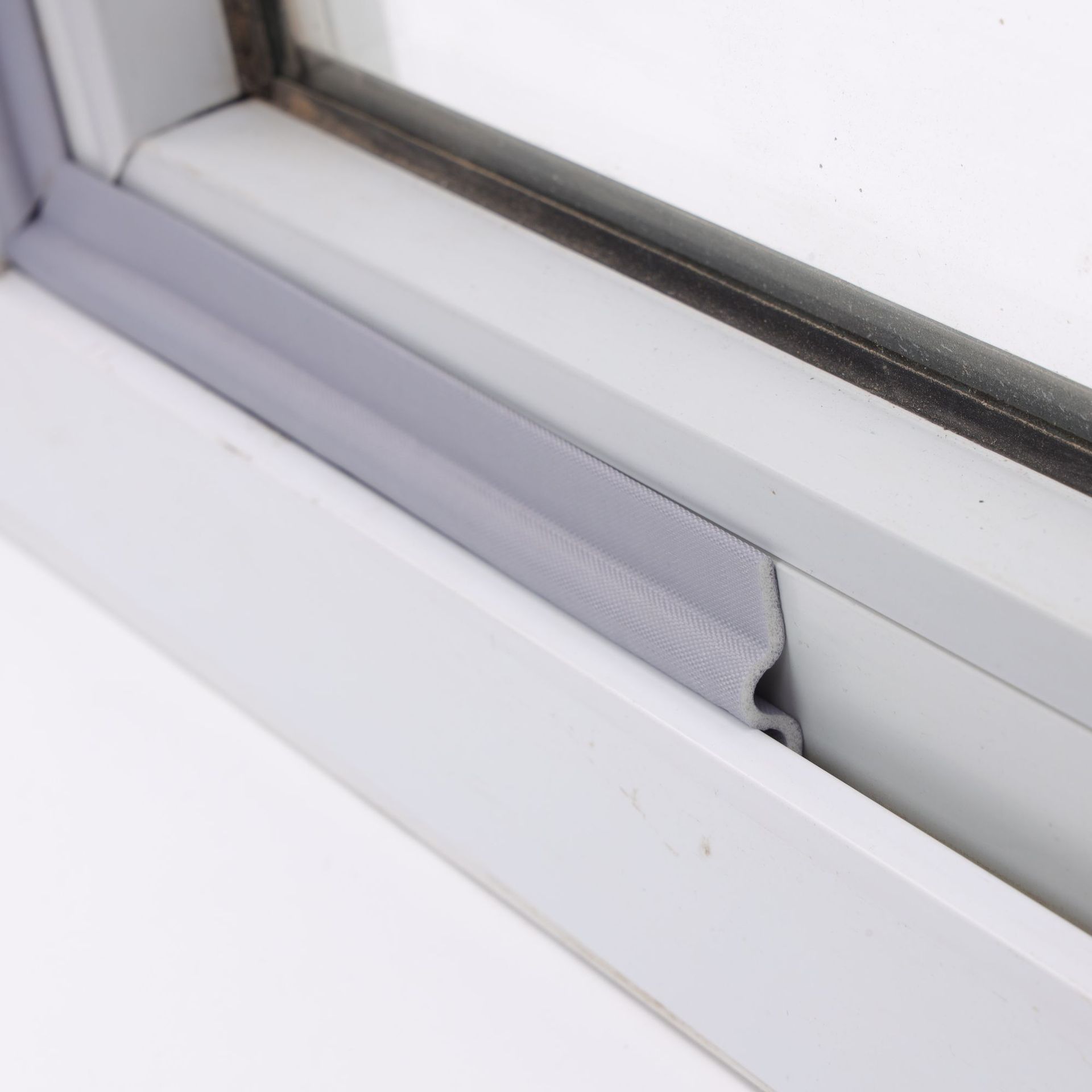 厂家直供推拉门窗密封条自粘型铝合金塑钢窗户缝隙通用pu发泡胶条