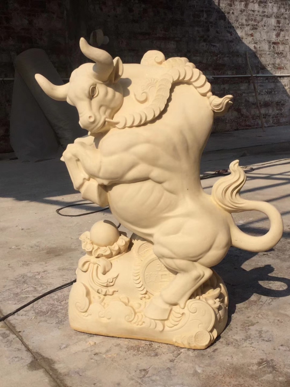 景观园林文化石砂岩浮雕圆雕壁画背景墙牛摆件玻璃钢牛工艺品