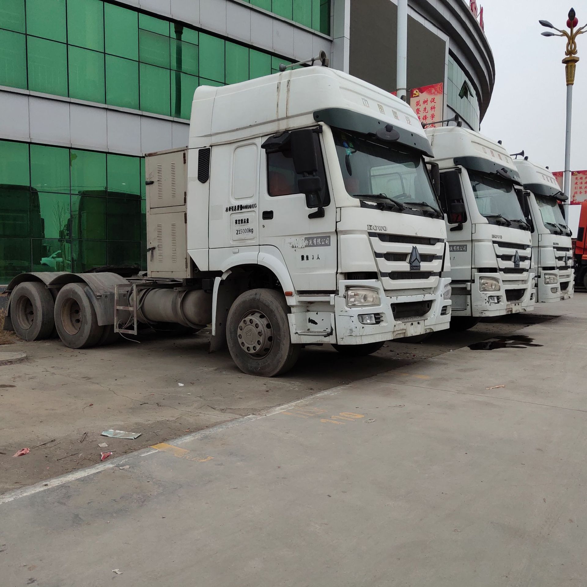 出售14年国五豪沃lng 二手howo牵引车 双驱轻体340马力国五排放