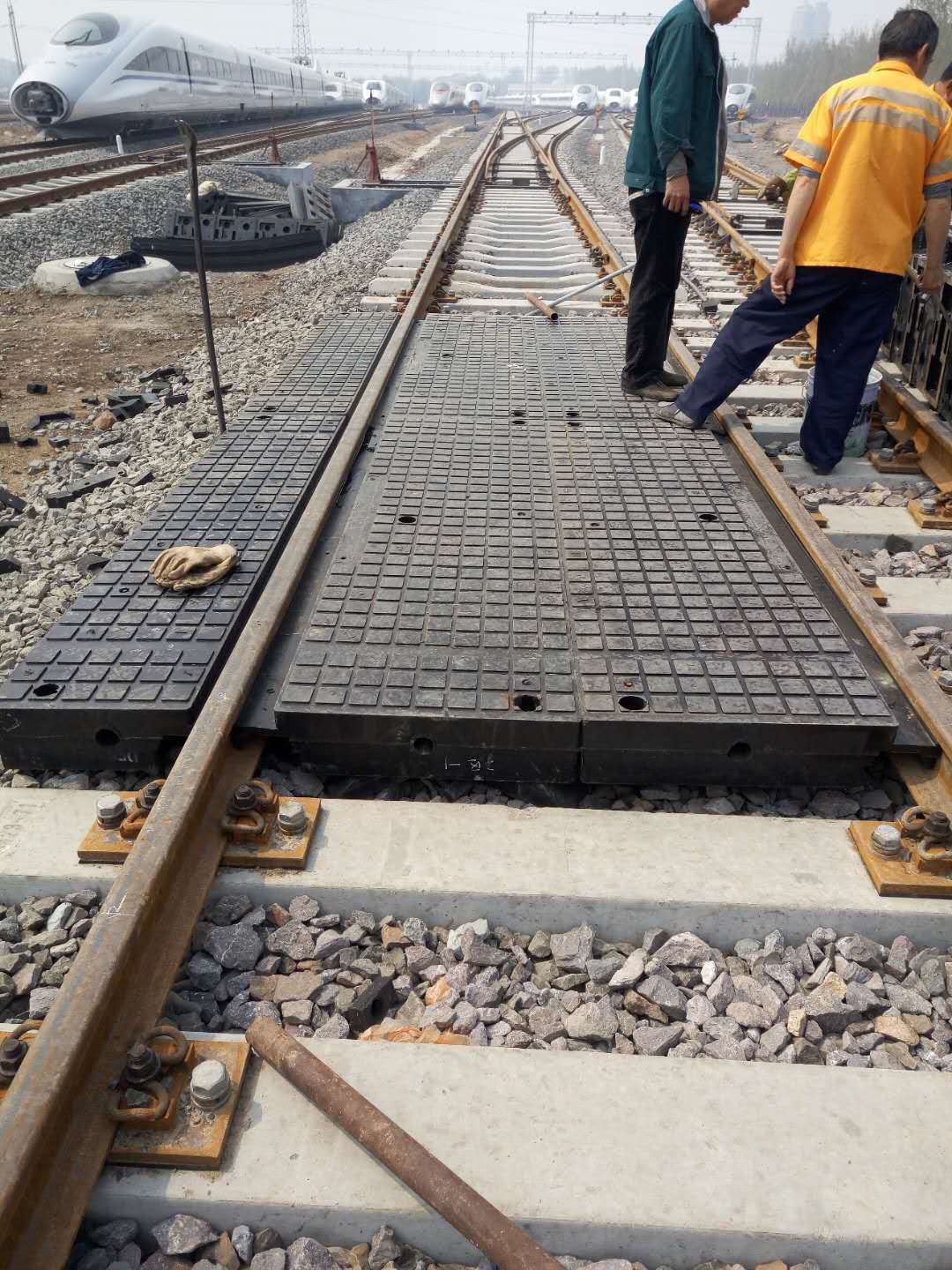 小草施工铁路橡胶道口铺面板整体道床橡胶道口板平股道橡胶铺面板