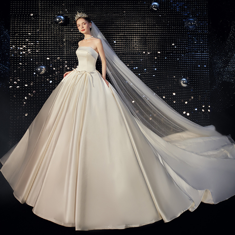 森系法式赫本显瘦主婚纱2022新款新娘礼服白色简约缎面抹胸长拖尾