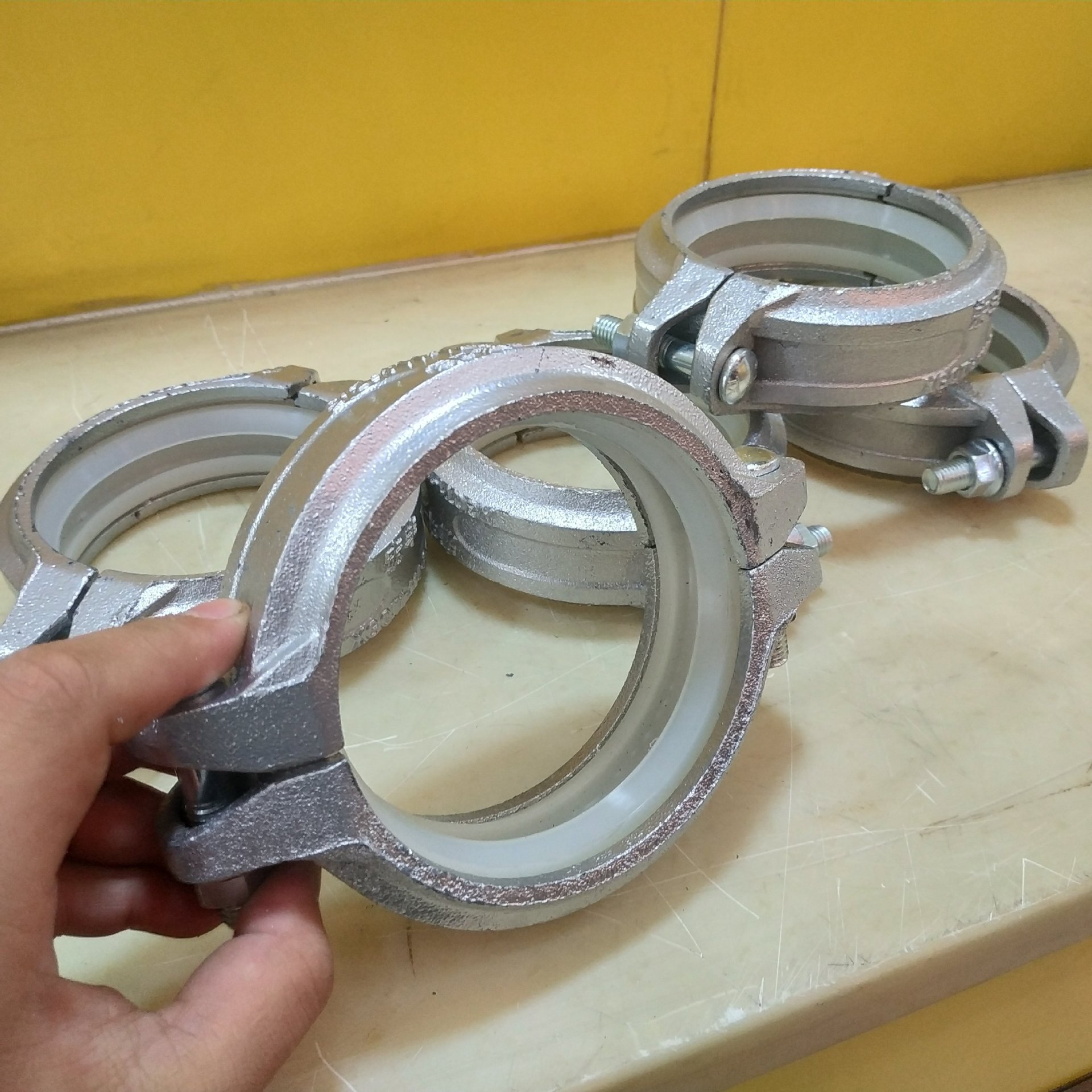 热镀锌沟槽管件 消防管道卡箍连接件 铸钢衬塑钢卡管夹