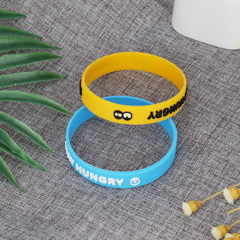 新款硅胶手环凸刻填色印刷滴胶立体字运动手环男女通用情侣款手环