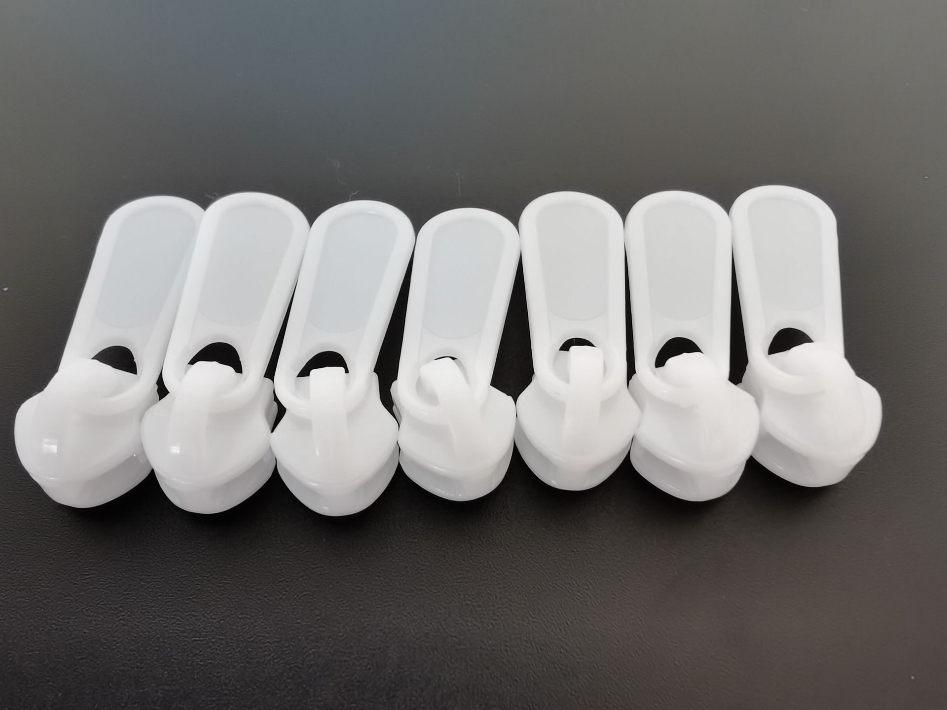 批发5号塑料拉头尼龙拉链拉头原包颗粒箱包被罩拉头河北厂家现货