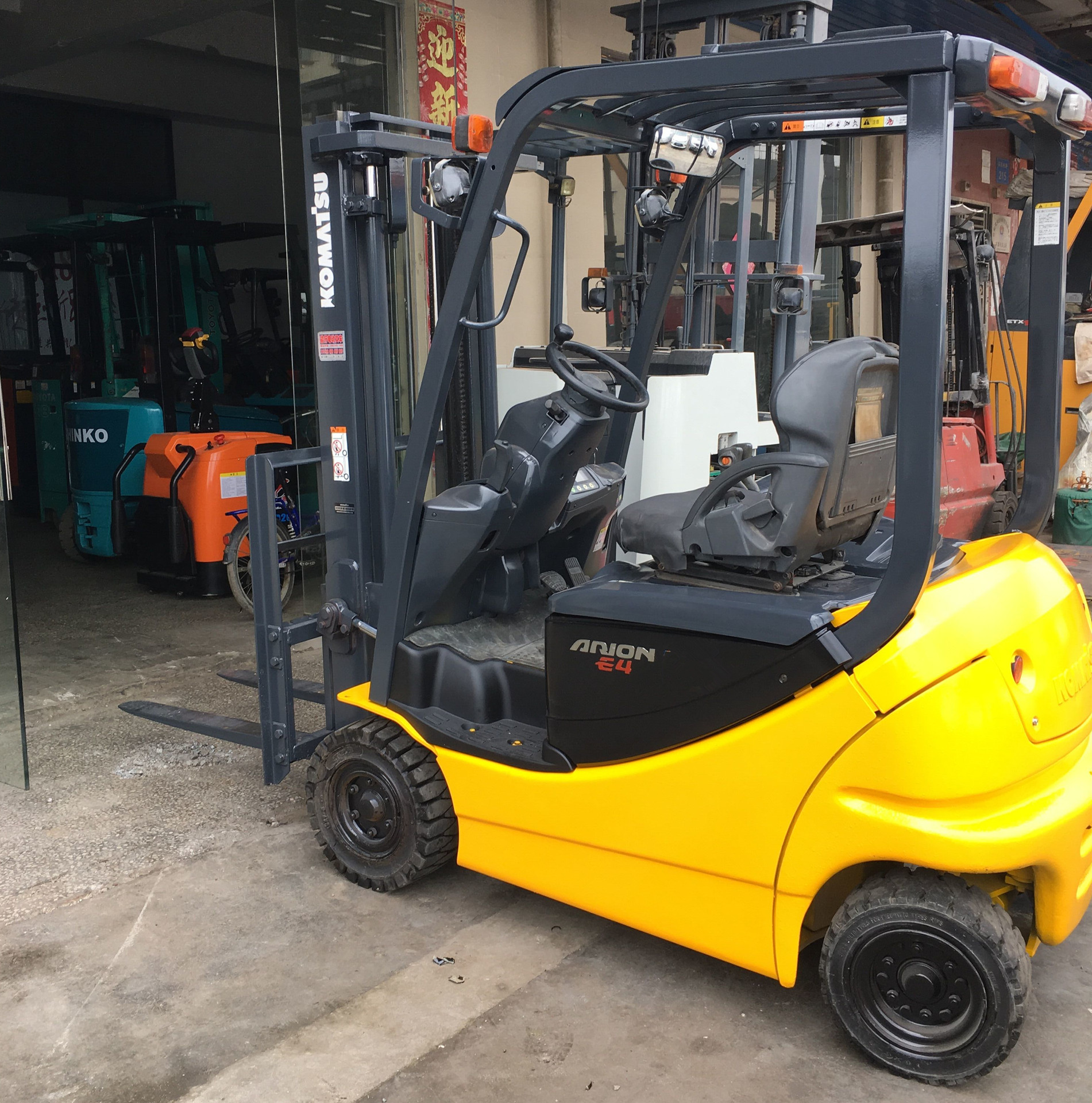 2吨小松坐式电动叉车 2吨komatsu平衡重式电瓶叉车租赁 电动叉车