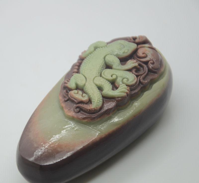 玉石贵州玉紫袍玉手把件 紫袍玉带石小摆件玉器手玩件