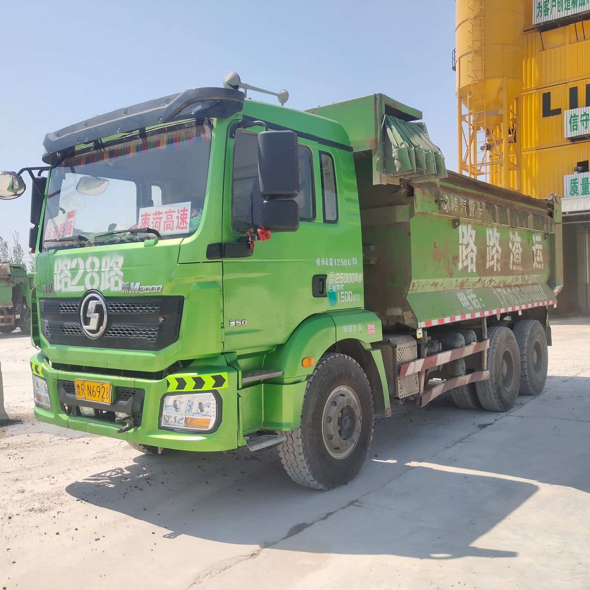 出售二手德龙后八轮翻斗车前四后八工程自卸车四桥工地土方运输车