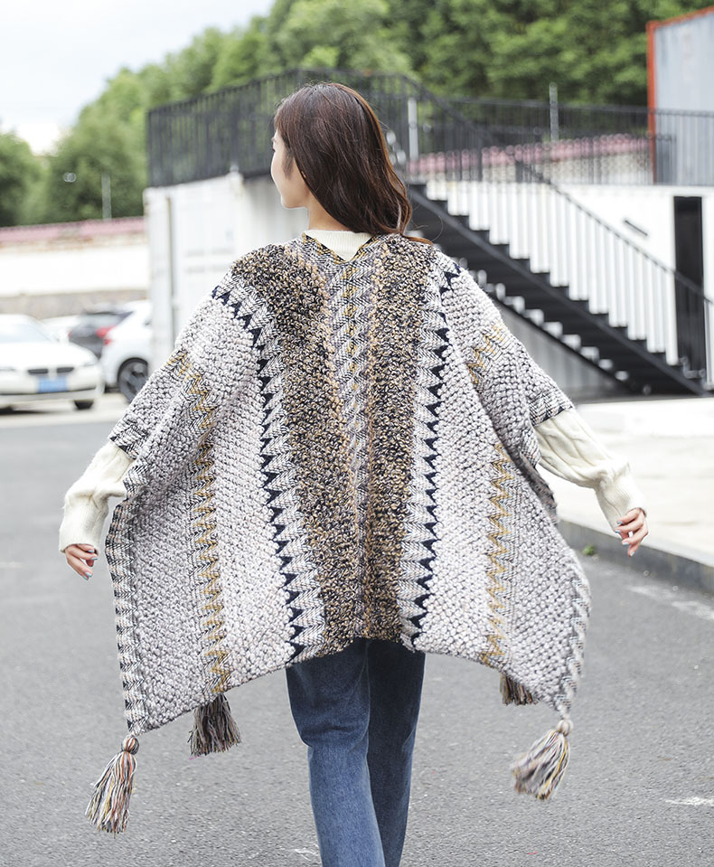 新款民族风斗篷披肩针织秋冬挂球围巾女大披风潮厂家直批一件代发