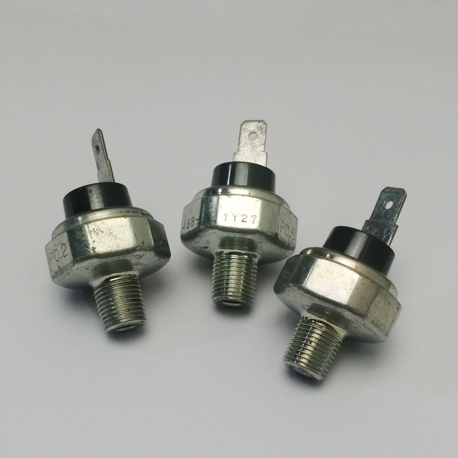 md138994 1258a002 md138993适用欧宝帕杰罗机油感应塞开关传感器