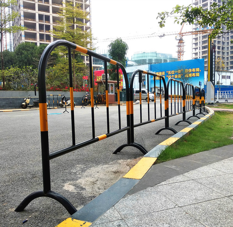 广西小区马路隔断铁马护栏宾阳市政道路施工临时围挡移动围栏