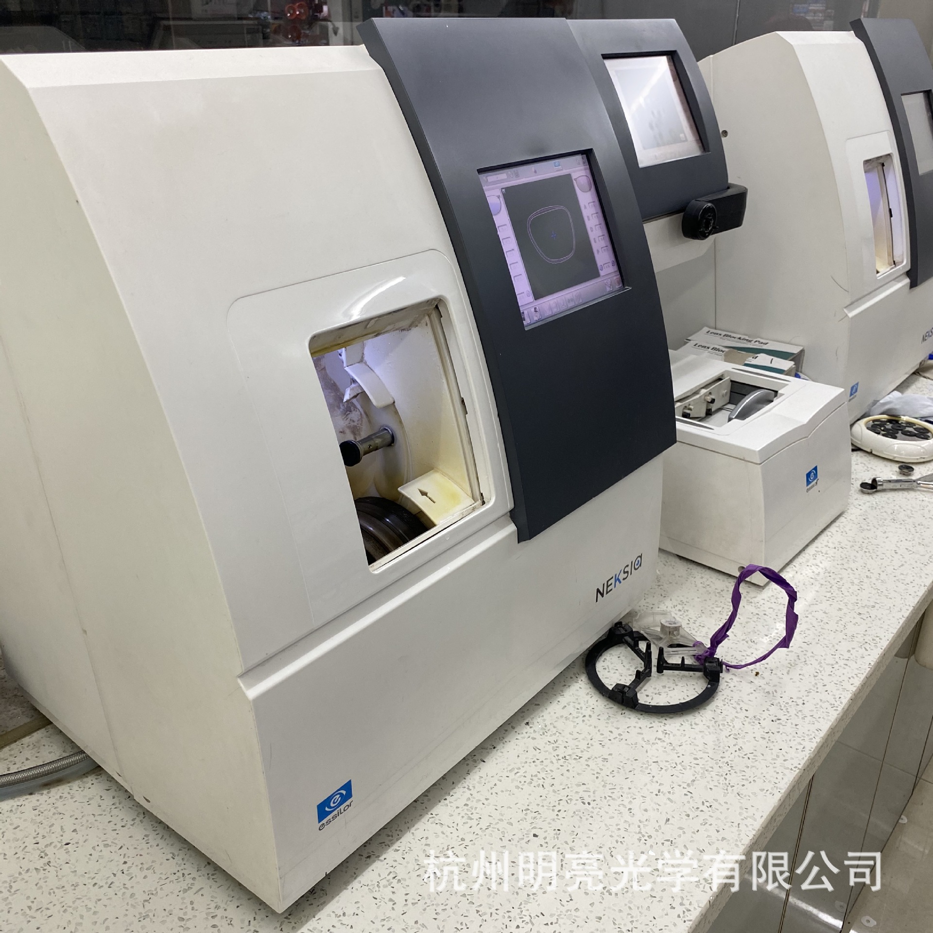 蔡司原厂加工专业眼镜片代加工依视陆磨片机实体加工中心资深技师