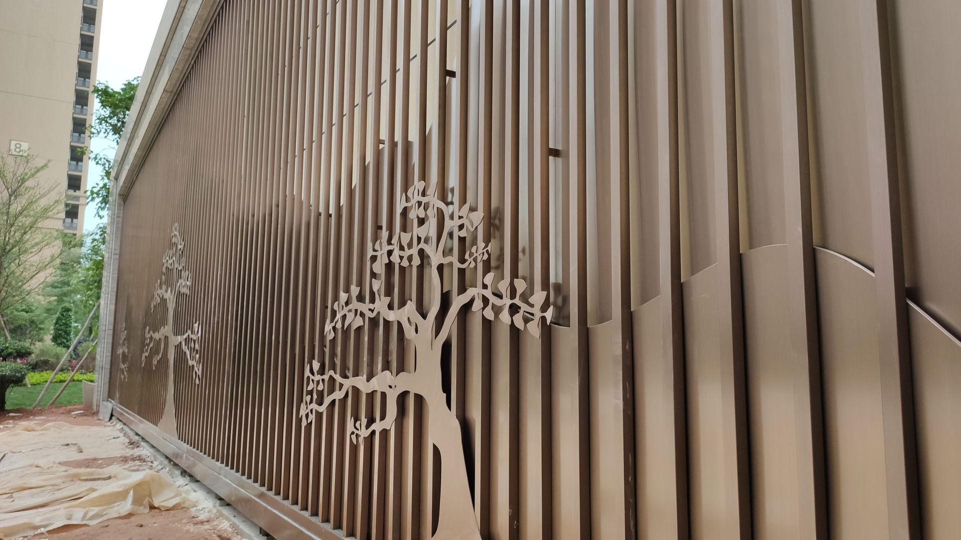 新中式不锈钢山水画隔断墙小区水景金属假山背景墙山水画景观墙