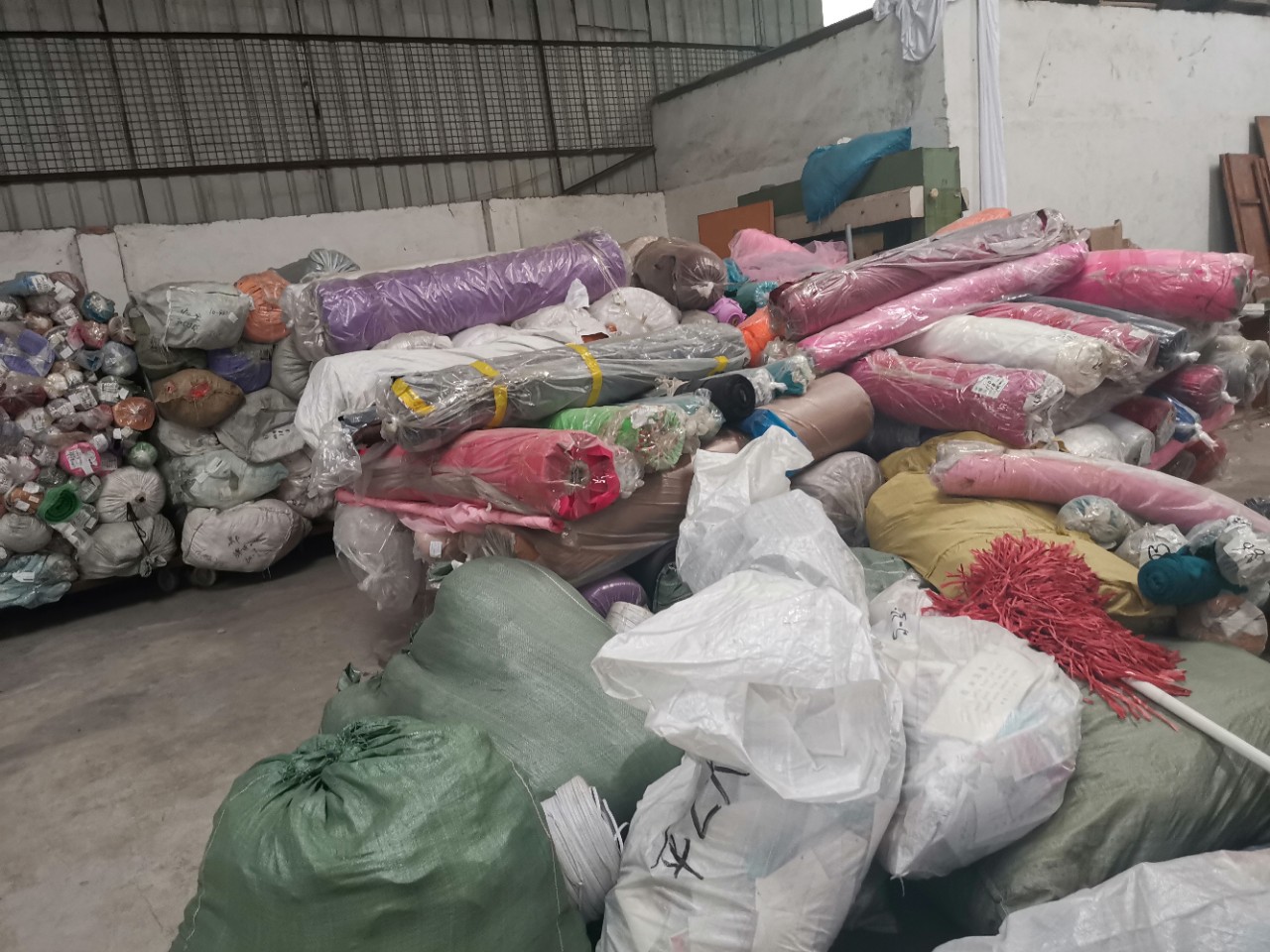 收购回收pvc夹网布边角料,帐篷布料,雨伞布料,运动旅游布料