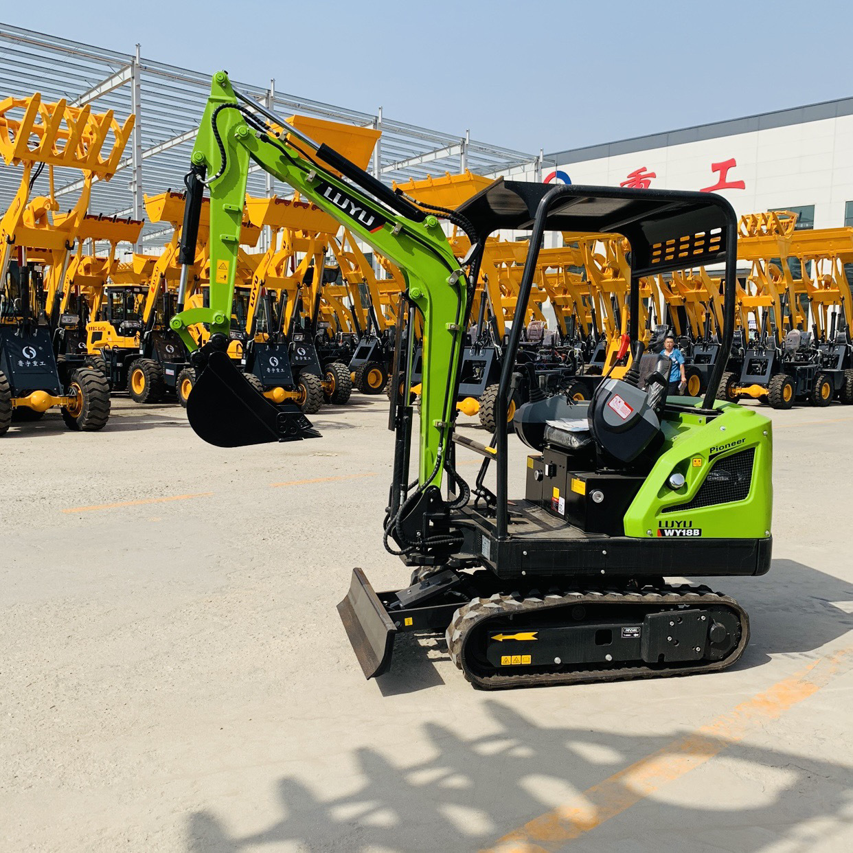 鲁宇多用途履带式小挖机农用果园挖掘机破碎开沟挖机欢迎电话咨询