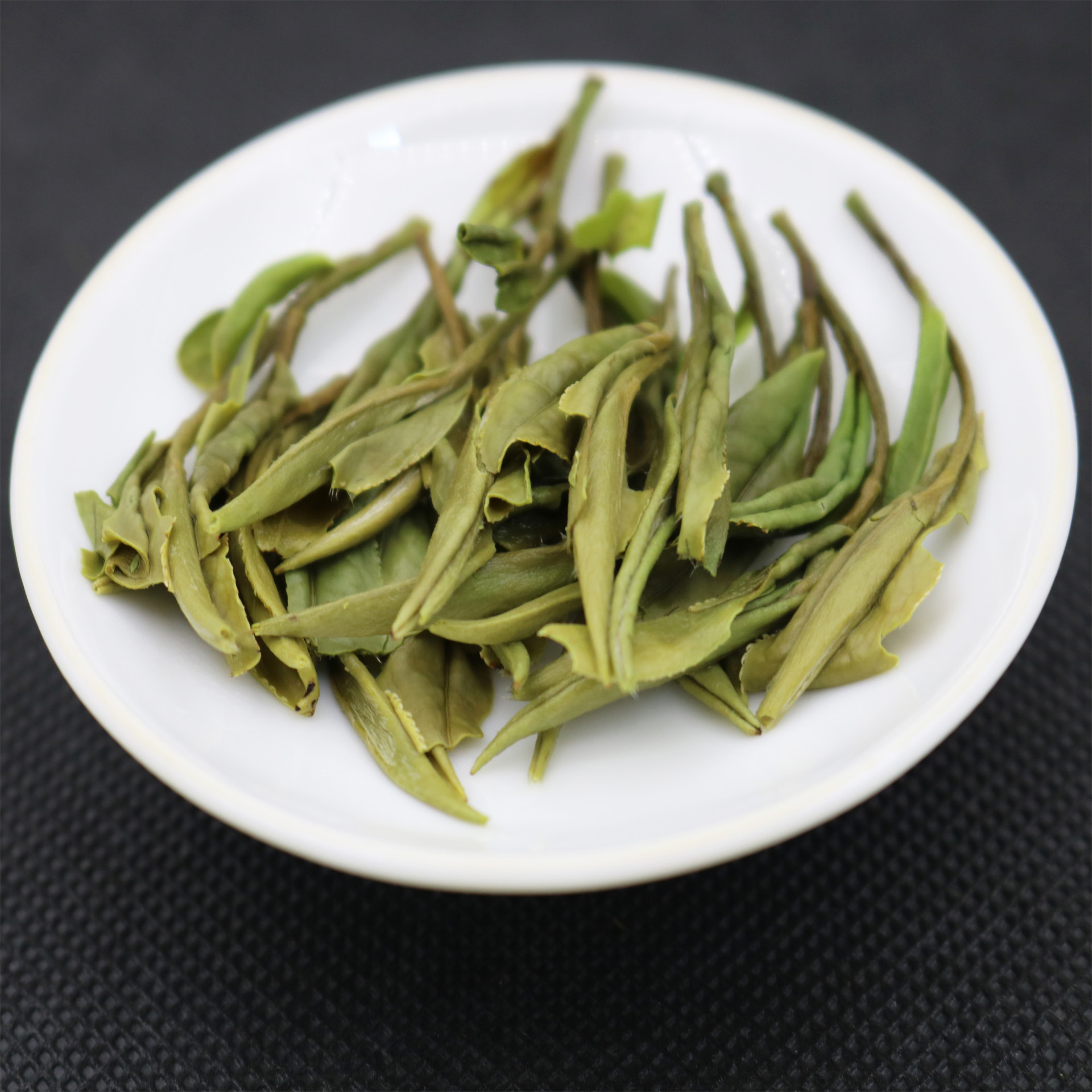 冲泡后绿叶托着嫩芽,宛如蓓蕾初放,故得名白牡丹因其绿叶夹银白色毫心