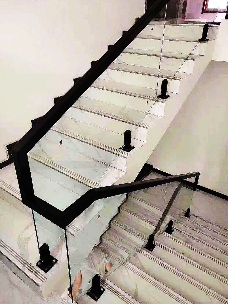 不锈钢拉丝钛金扶手,玻璃楼梯护栏,玻璃楼梯栏杆,轻奢风格护栏