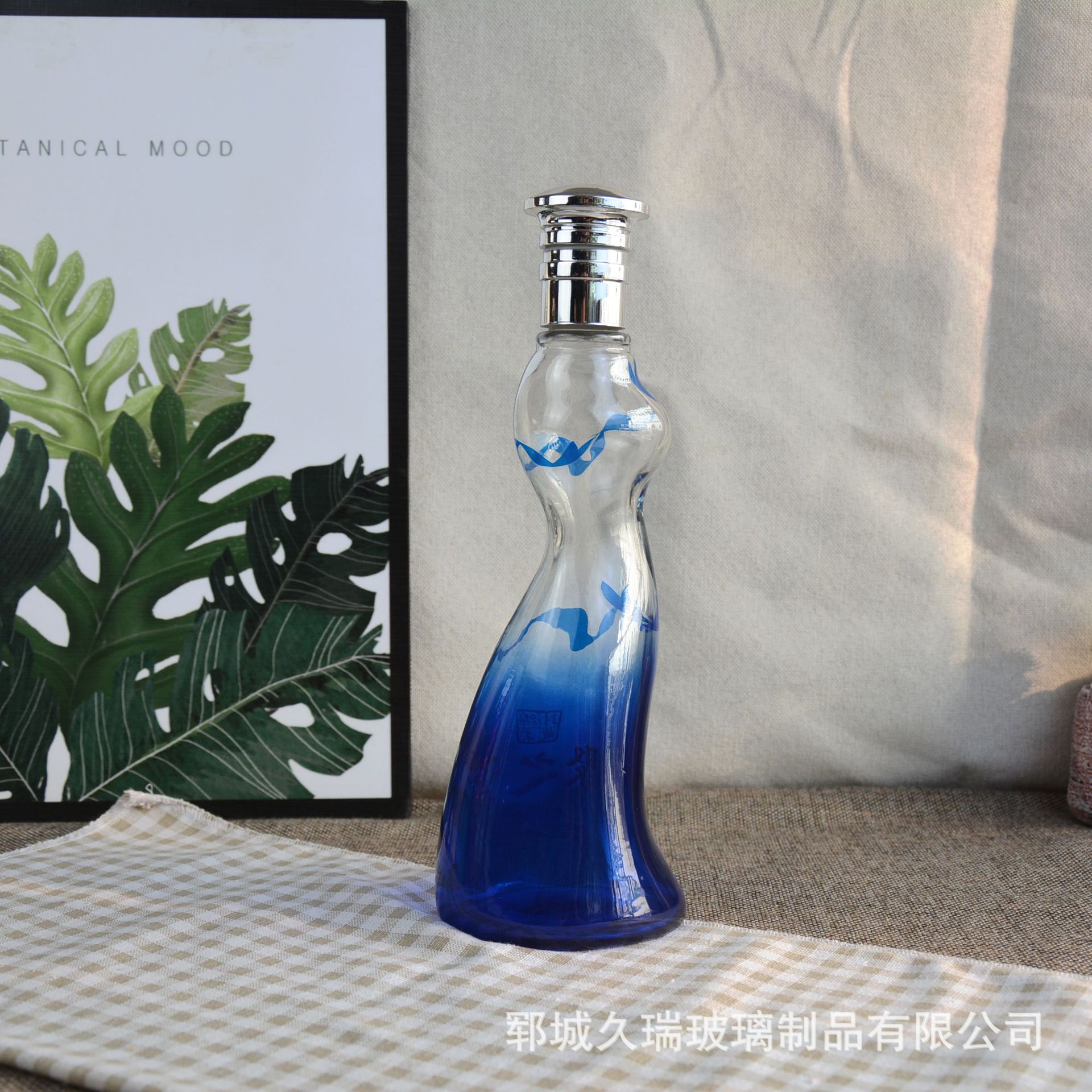 喷涂厂家供应白酒玻璃瓶喷涂烤花瓶新款彩色酒瓶低温加工烤花