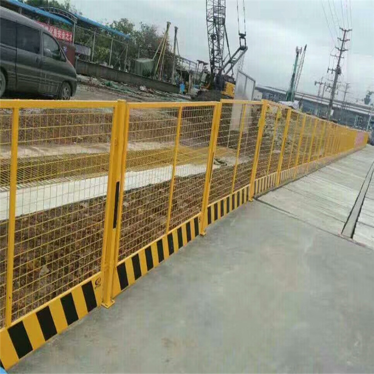 信阳基坑防护栏施工现货可移动建筑工地基坑临边防护栏杆厂家直销