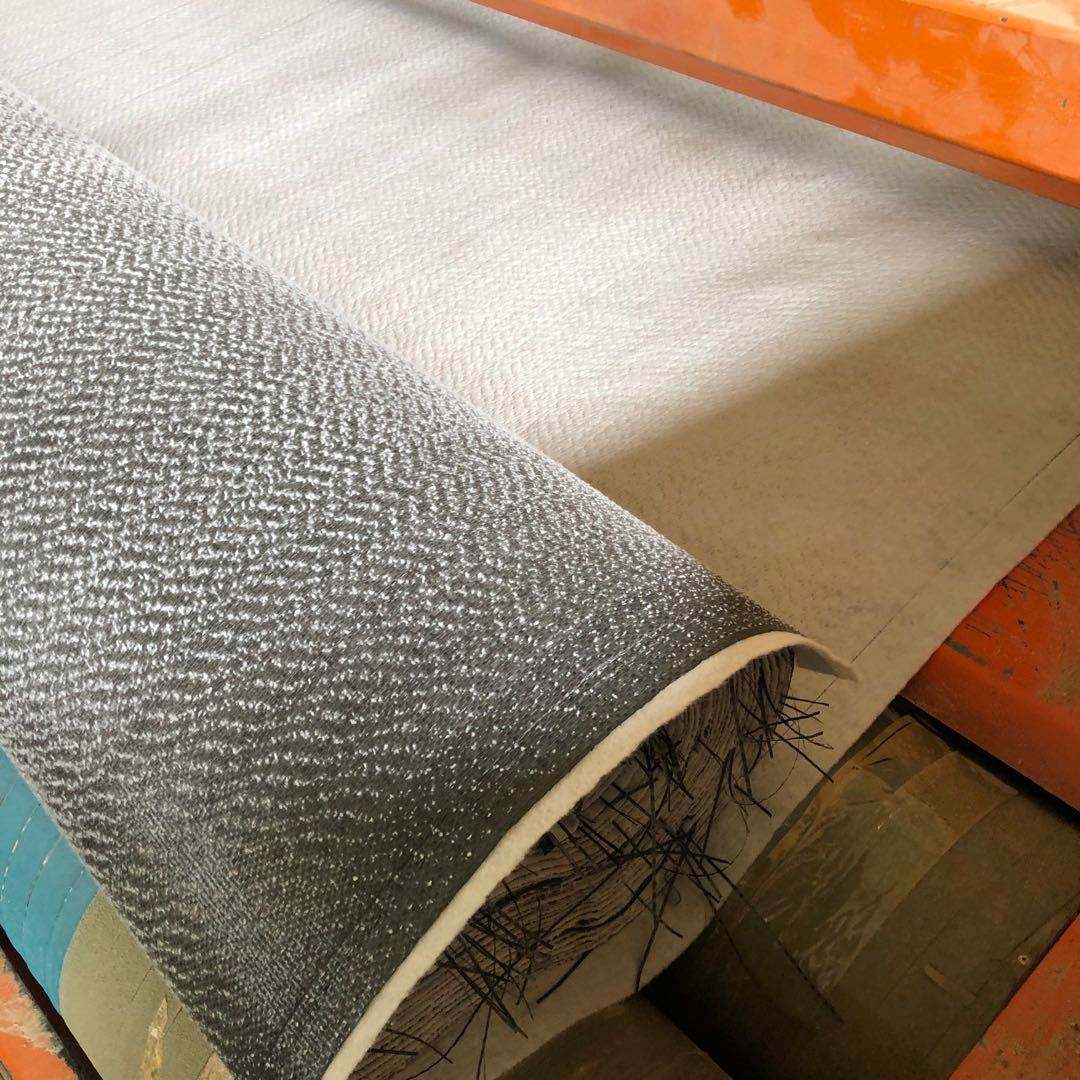 山东垃圾填埋场钠基膨润土防水毯库存供应新料人工湖工程防水毯