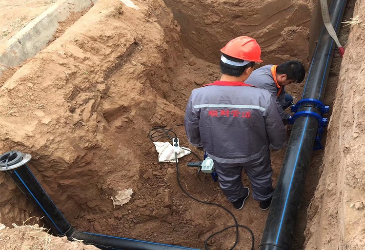 黑色pe给水管hdpe自来水管材dn110160200给水拉管pe管道厂家