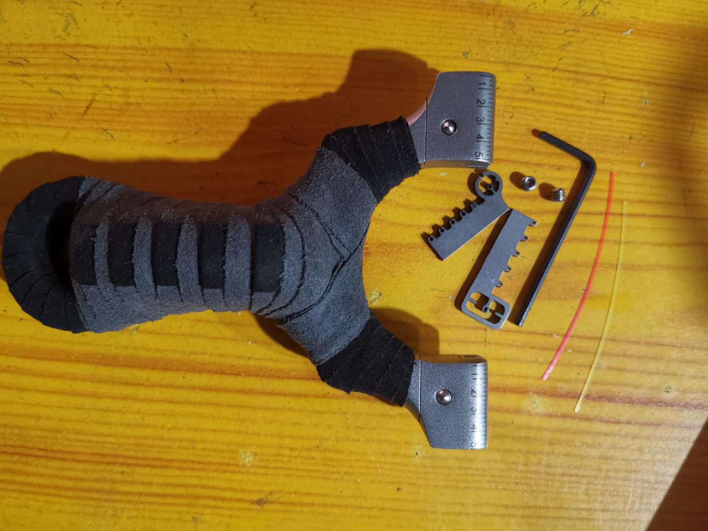 304不锈钢弹弓精缠超纤免绑扁皮弹弓架子战神左岸户外刀锋猎人弓