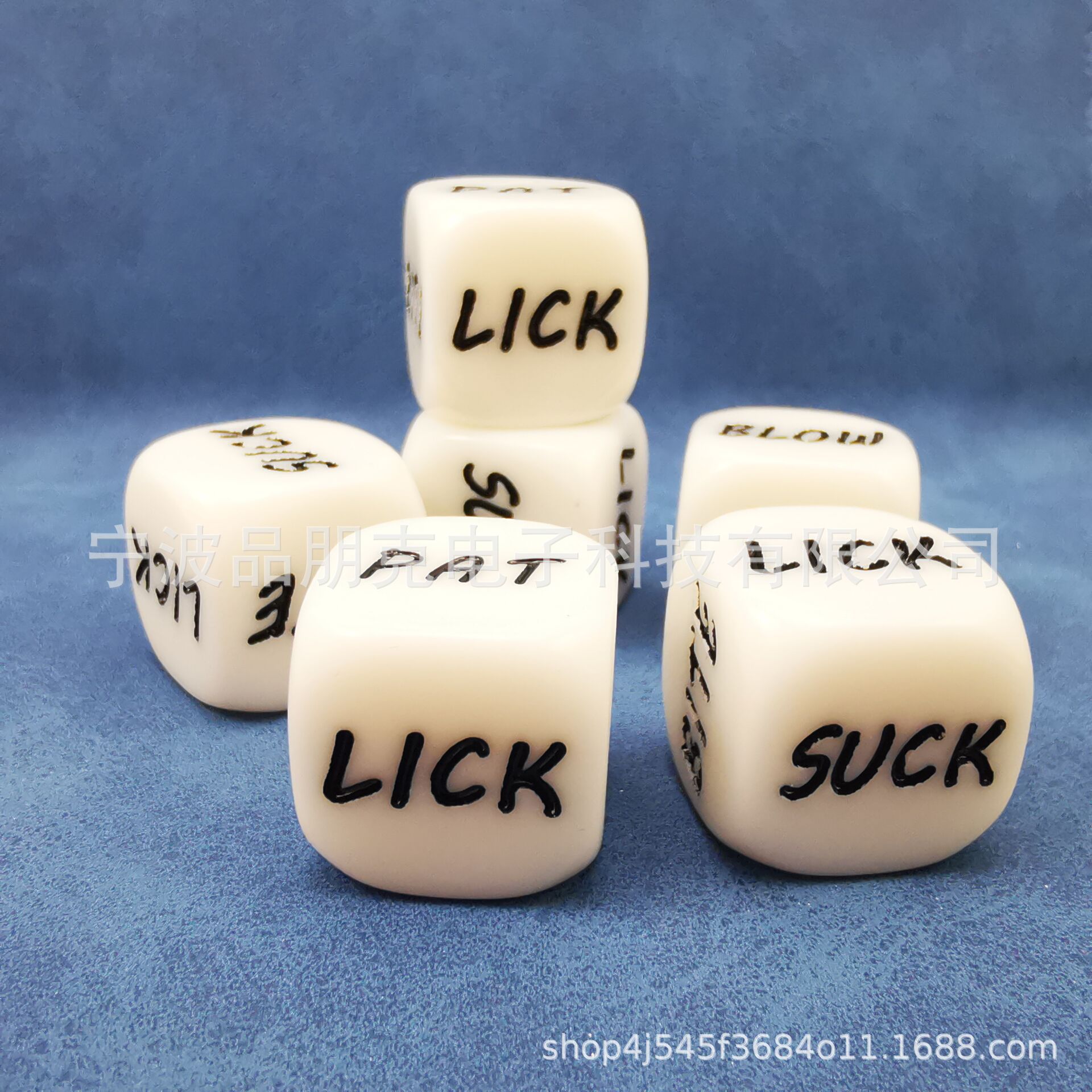 现货批发英文字母情趣骰子 20mm黑色白色雕刻骰子