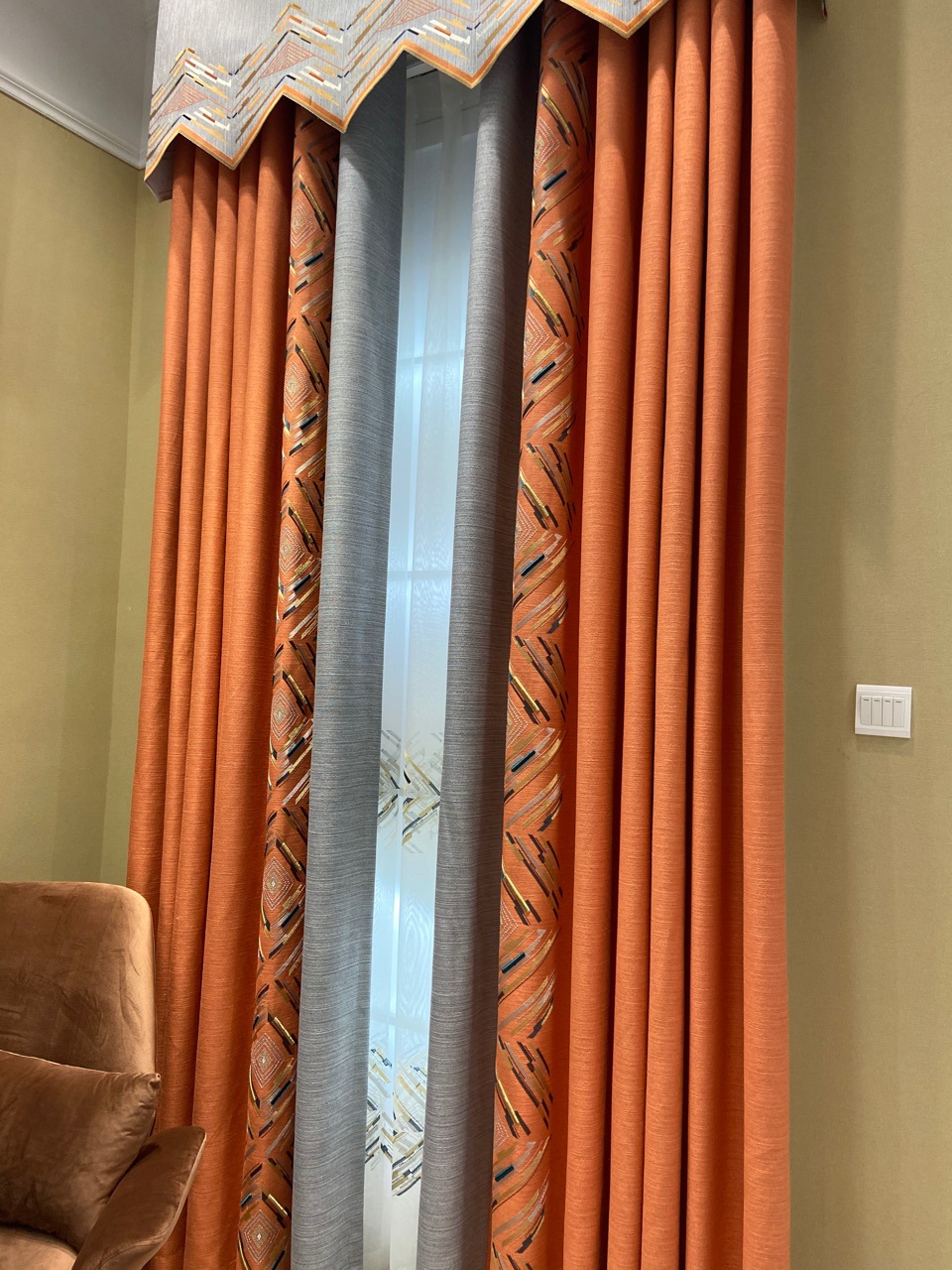 2020年新款轻奢刺绣遮光窗帘橙色绣花拼接轻奢时尚现代简欧风格