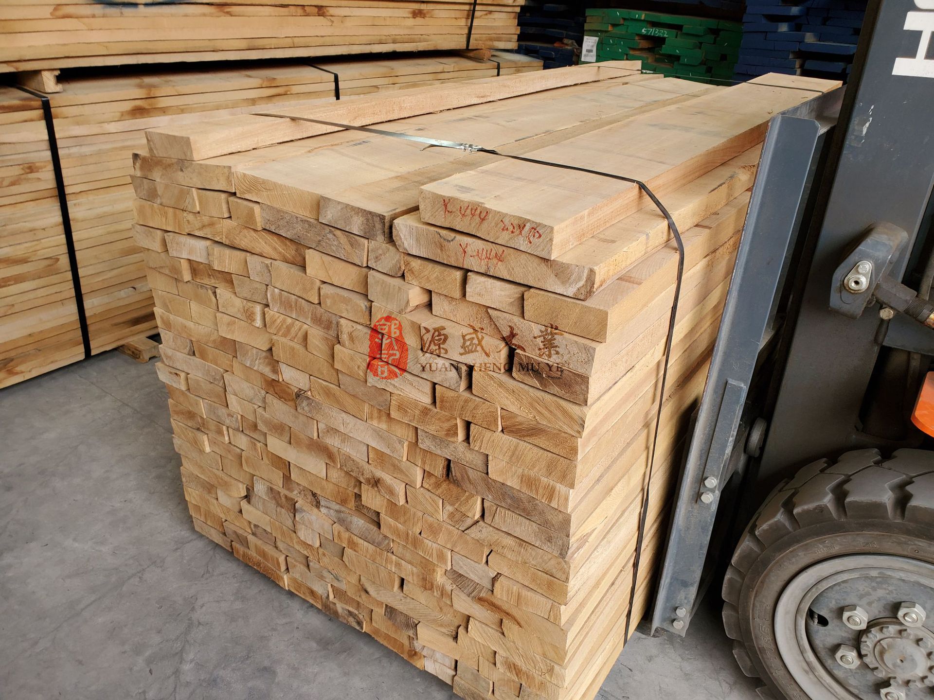 供应俄罗斯榆木板无疤无节进口实木线条家具材烘干现货