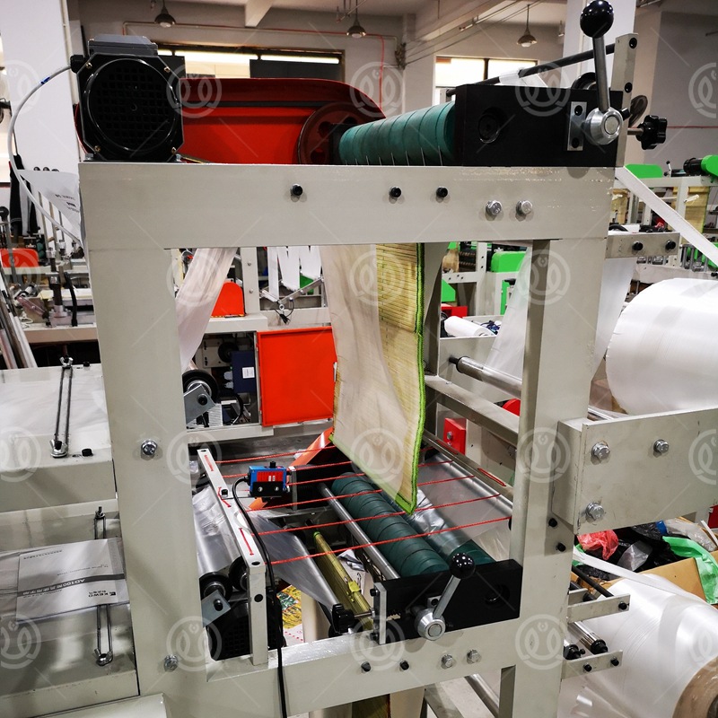 优惠厂家直售供应一次性单双层塑料手套机塑料手套制袋机价格