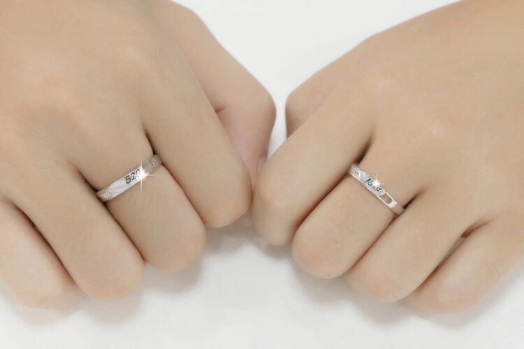 韩版时尚潮流情侣对戒520男戒1314女戒镶钻戒指求婚简约开口自动