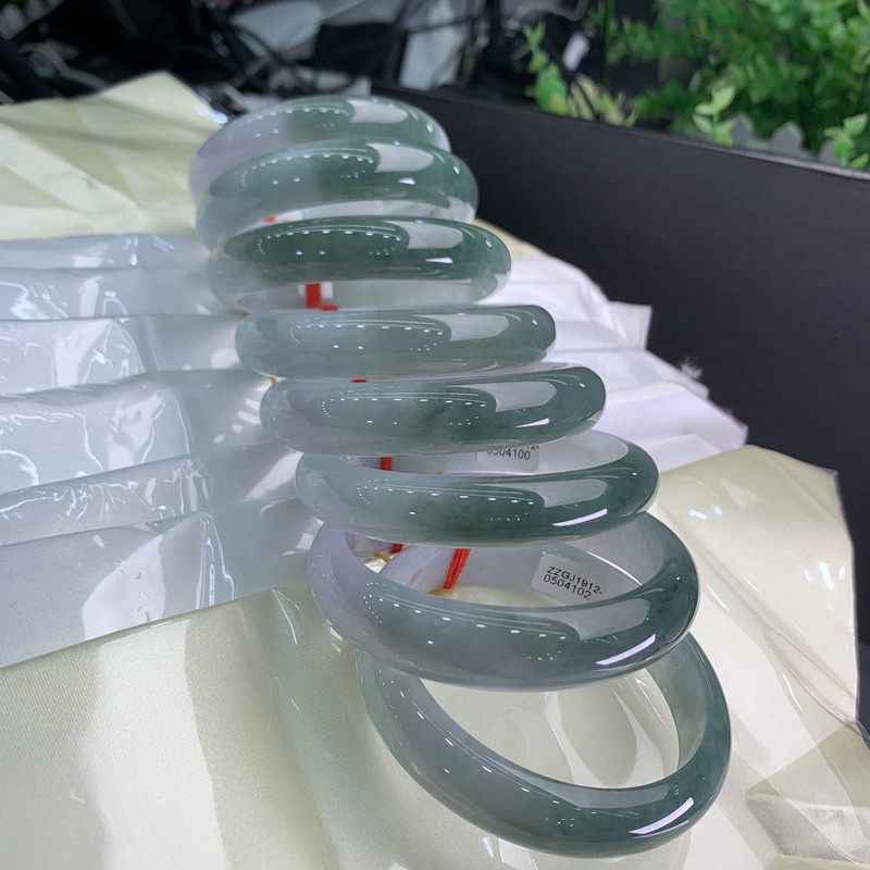 翡翠批发缅甸翡翠手镯a货翡翠手镯缅甸玉原石一手货源厂家直供