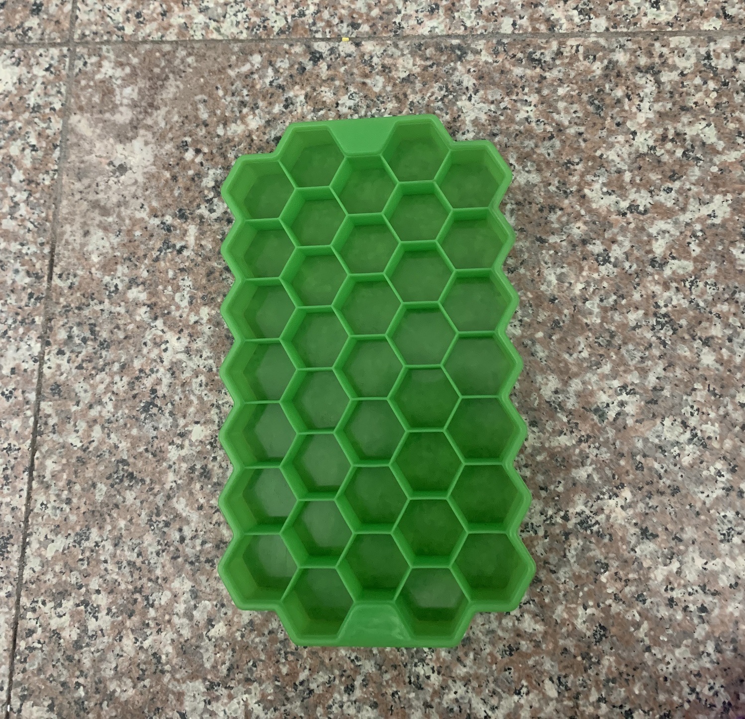 37 Grid Honeycomb Ice Tray Silicone Ice Cube Tray with Lid Ice Tray Diy Ice Mold Ice Cube Mold with Lid