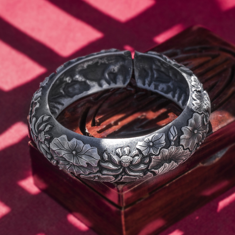 999足银手镯 女开口莲花复古荷花宽面银镯子大理银匠手工原创银饰