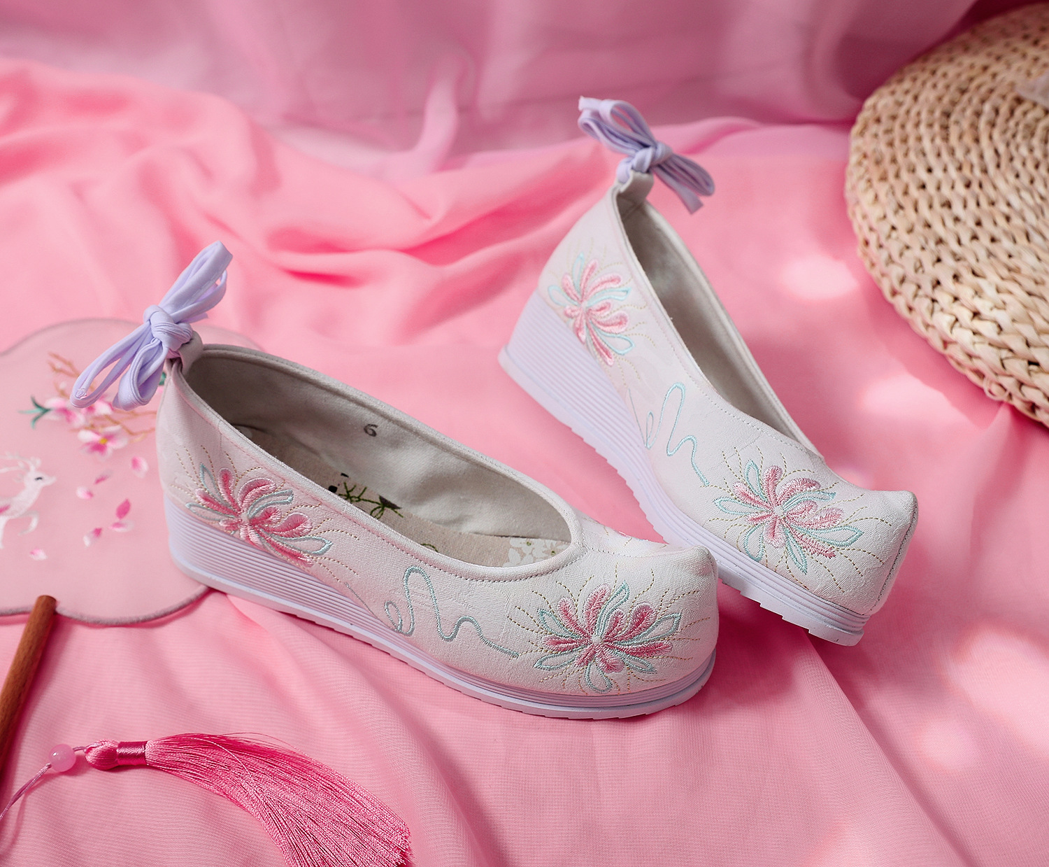 古风古装绣花鞋小坡跟汉服鞋春季新款民族风布鞋翘头女单鞋