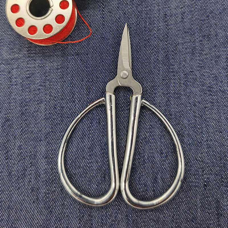 Pocket Mini Small Scissors Loose Thread Cutting Floral Scissors Embroidery Scissors Portable Small Scissors Iron Box Wholesale