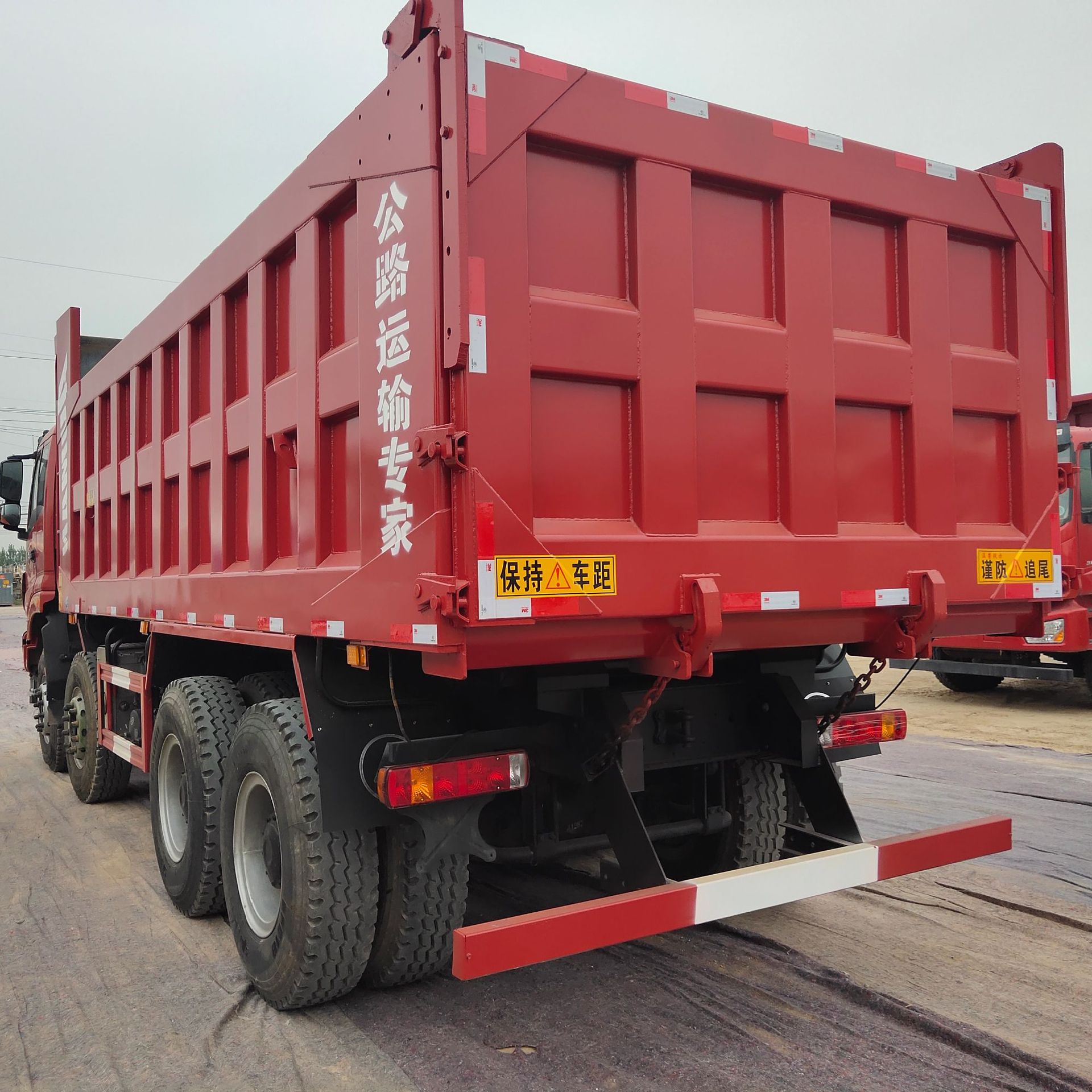 公司常年销售前四后八自卸车 砂石料自卸翻斗车 可按揭运输翻斗车