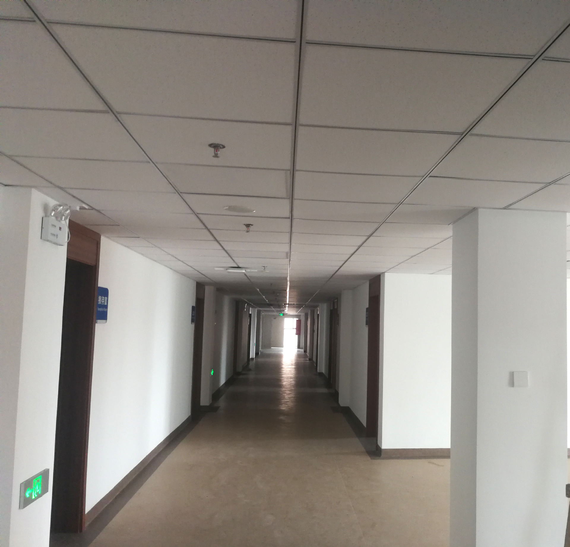 高性价比阿姆斯壮矿棉板吊顶 国产矿棉板吊顶 吸音隔热板吊顶