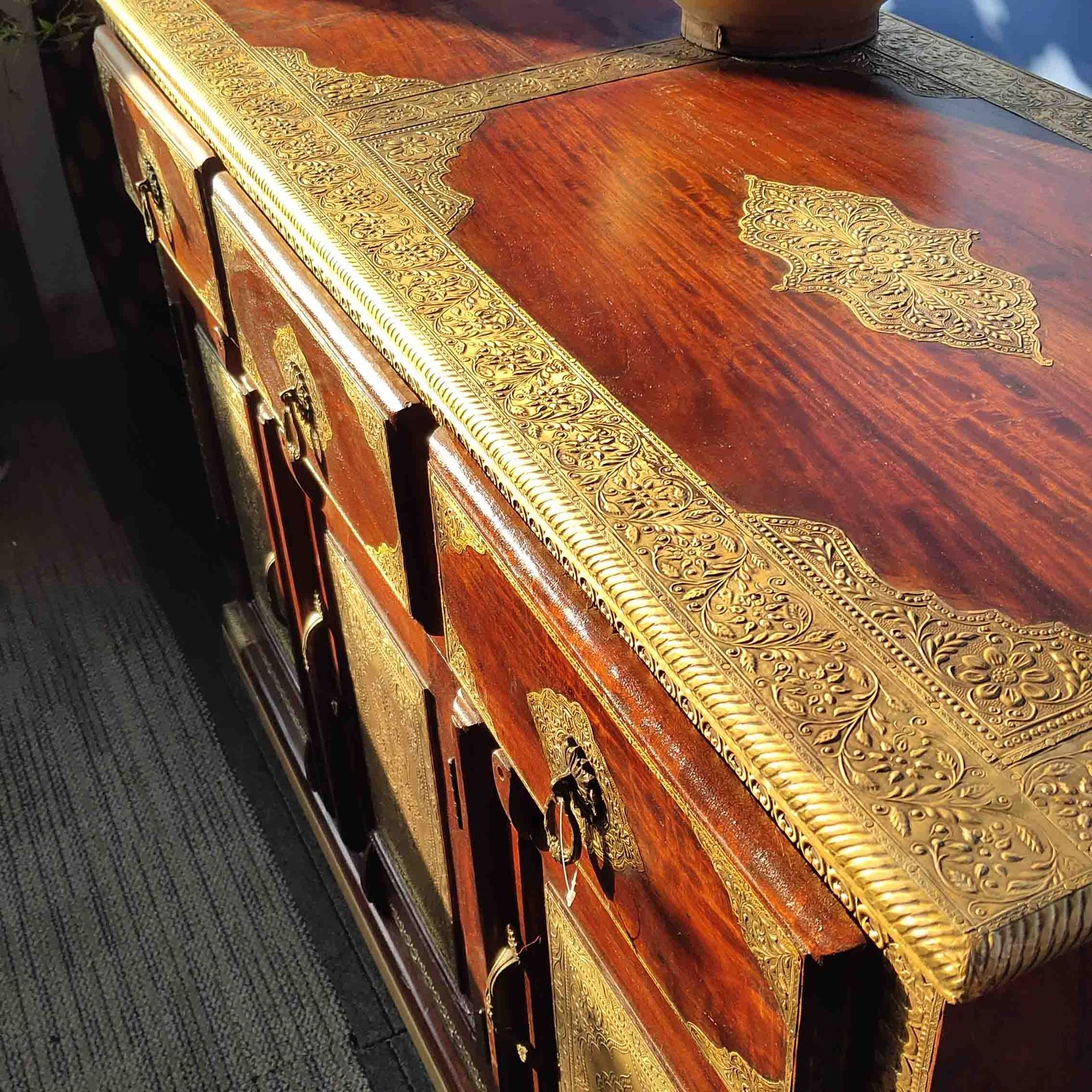 印度进口实木包铜家具黄铜压花包在实木家具上装饰搭配客厅边柜