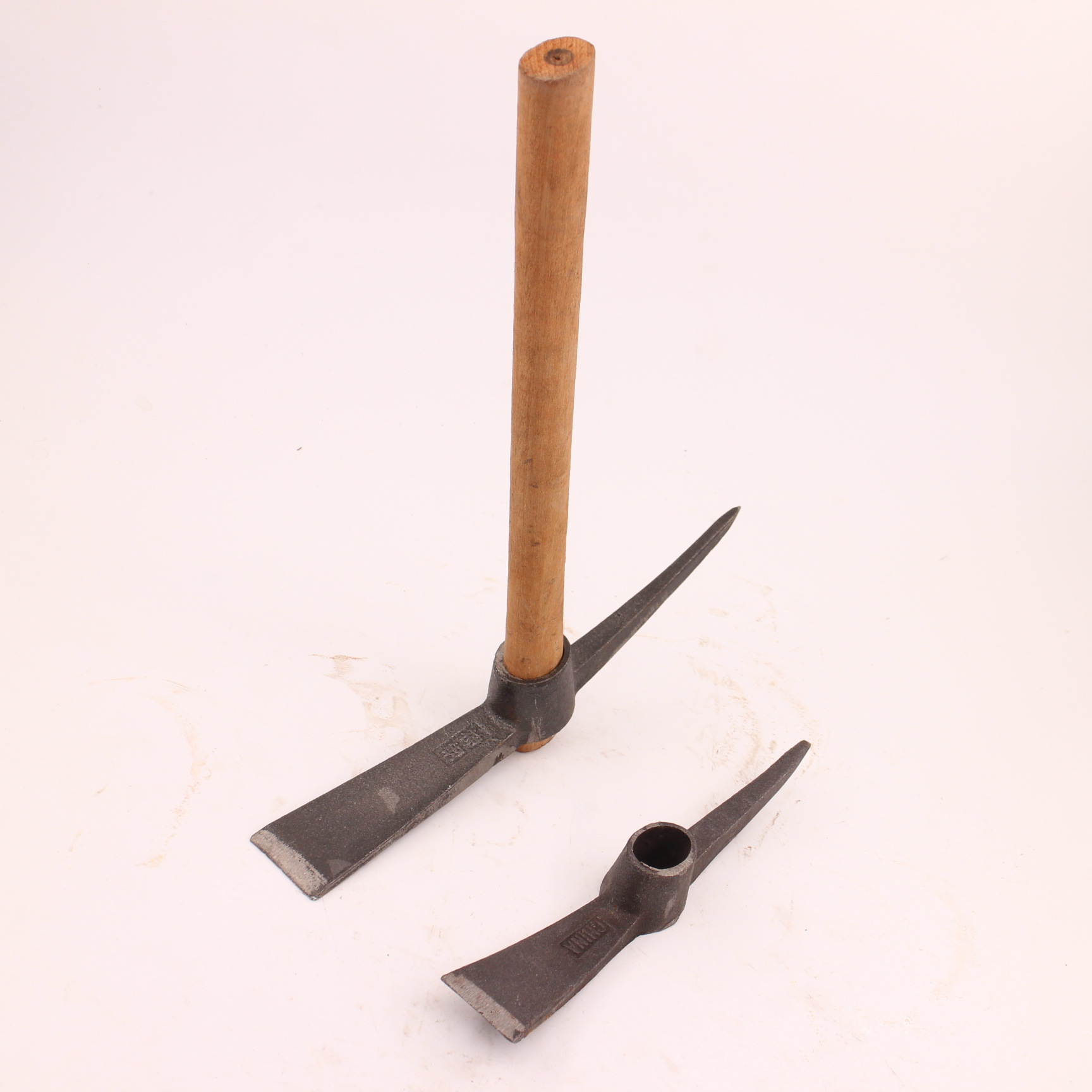 厂价批发木柄小洋镐绿军镐柴镐小羊镐号木柄镐头扁尖钢镐