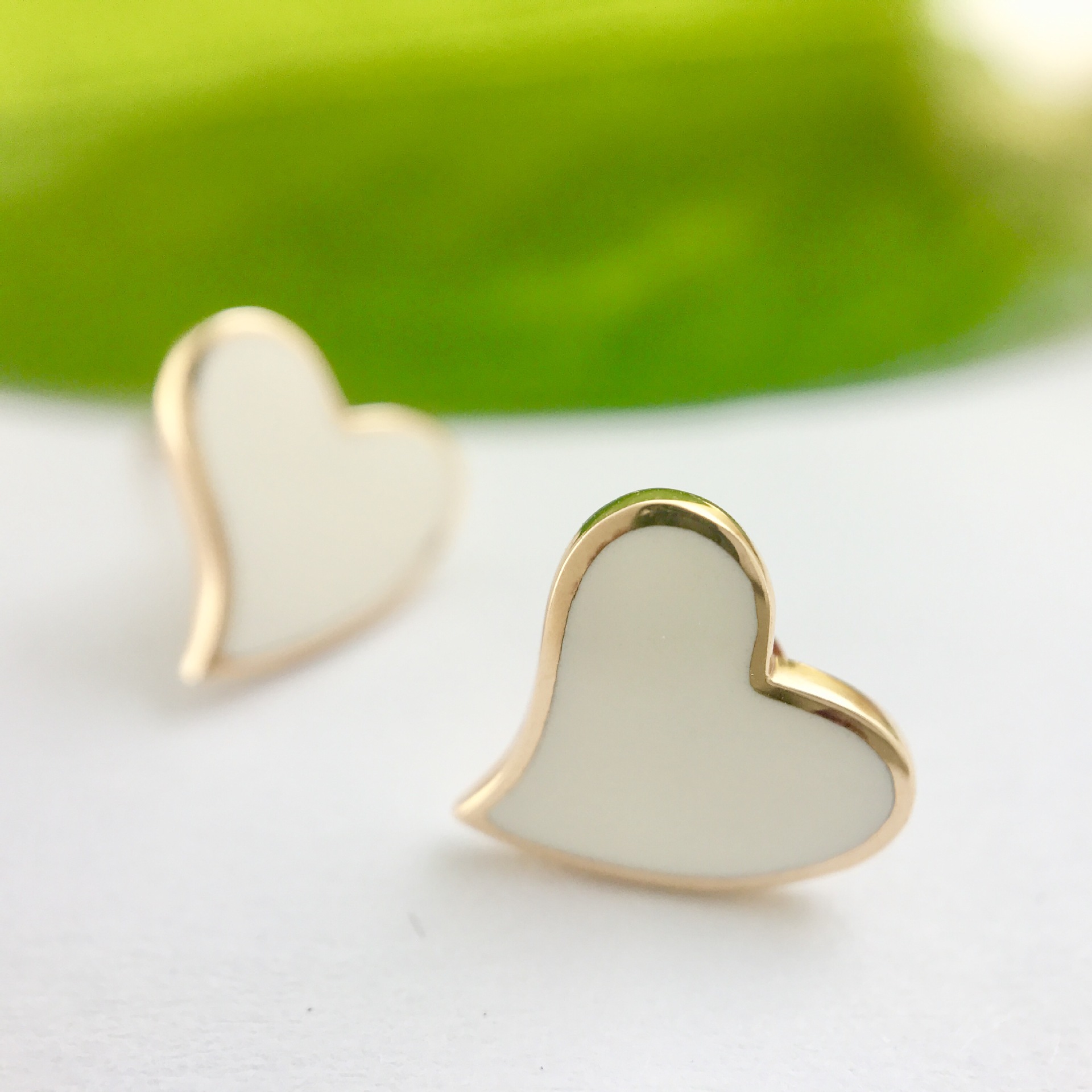 18k金不规则爱心白色滴胶耳钉简约韩版小清新光面耳饰银姿珠宝