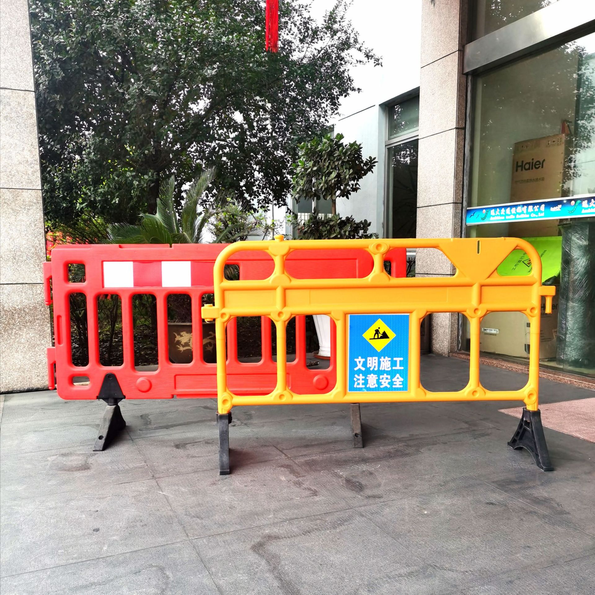 施工pvc注水围挡滚塑防撞桶隔离墩 移动塑料铁马护栏吹塑三孔水马