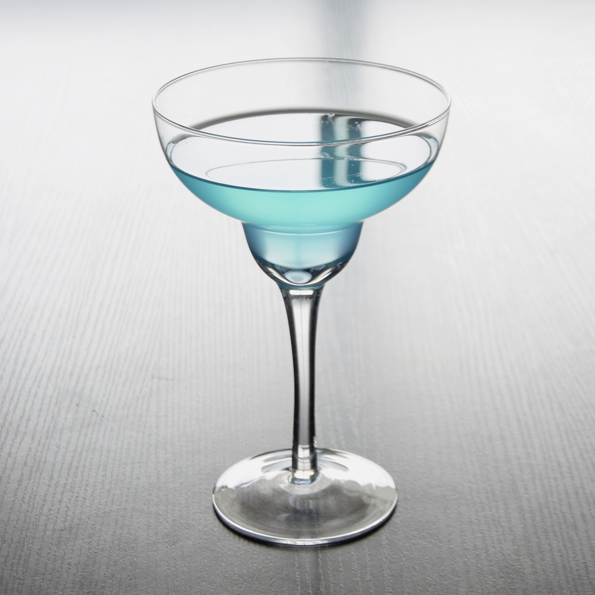 厂家批发水晶马提尼杯高档时尚餐厅高脚玻璃杯酒杯大三角鸡尾酒杯